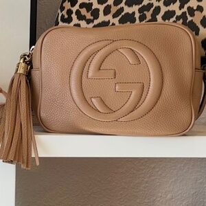 Gucci Pebbled Calfskin Small Soho Disco Bag Camelia